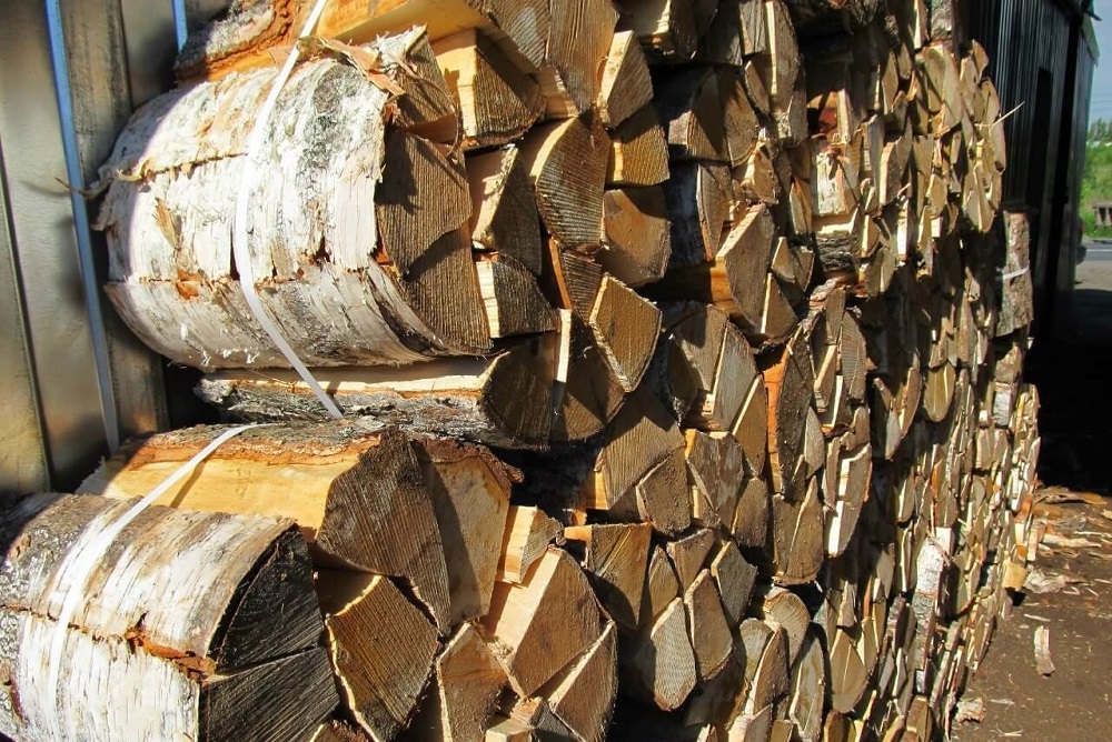 Купить дрова в спб с доставкой. Вязанка дров. Дрова березовые, вязанка. Дрова березовые колотые в вязанках. Дрова вязанками береза.